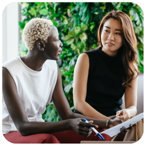 femmes qui discutent