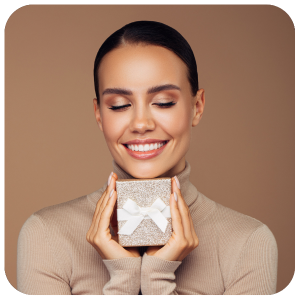 femme qui tient un cadeau