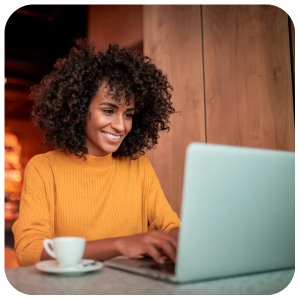 femme qui travaille sur son ordinateur